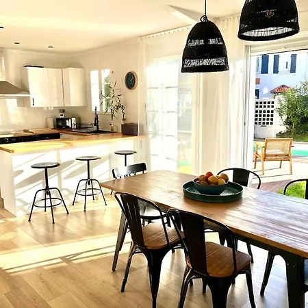 Elegante Maison Avec Piscine Биарриц